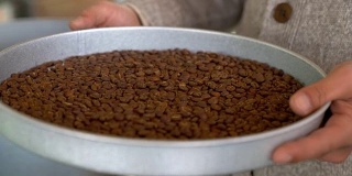 近距离观察一个咖啡豆烘焙机
