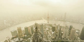T/L WS HA PAN鸟瞰图上海天际线在阳光/上海，中国