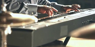 黑人弹奏电子键盘的镜头