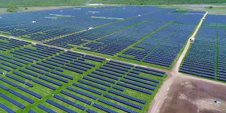 通过大型太阳能电池板发电厂提供清洁可再生能源，帮助应对气候变化和创造就业机会