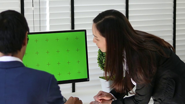 4K:两个亚洲人在电脑绿屏上谈生意