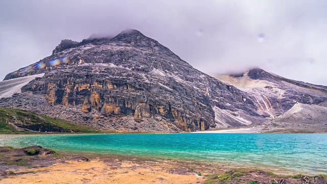 中国亚丁自然保护区雪峰奶湖。