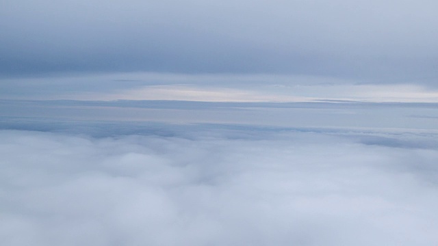 透过飞机窗户的Cloudscape