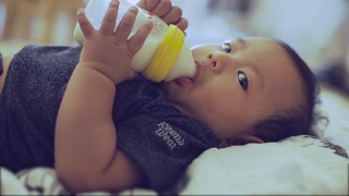 婴儿用奶瓶进食视频素材模板下载