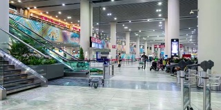 时光流逝:旅客在中国澳门机场出发大厅拥挤