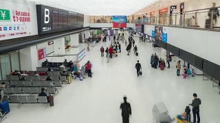 时光流逝:日本成田机场到达大厅的旅客视频素材模板下载