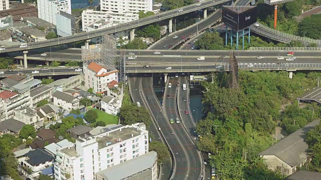 繁忙高速公路上高峰时段交通鸟瞰图