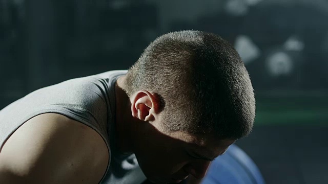 特写男运动员在健身房做全力量举重锻炼
