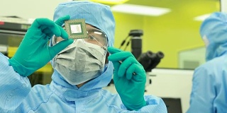 实验室洁净室的微芯片技术员