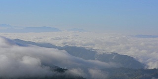 时间流逝的观点:云雾运动的山区自然。高清