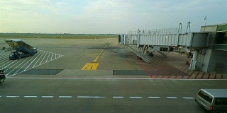 飞机停在大型机场