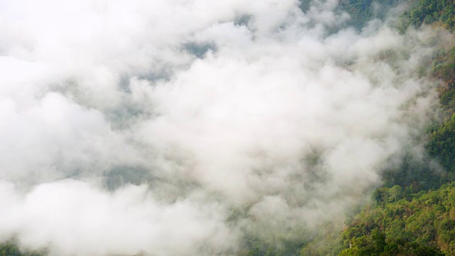 时间流逝的观点:云雾运动的山区自然。高清