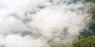 时间流逝的观点:云雾运动的山区自然。高清