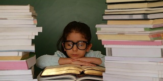 可爱的女孩在学校读书