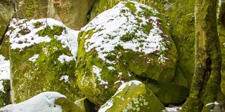 山上的绿色岩石。