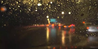 驾驶在漆黑的雨夜，架焦点。
