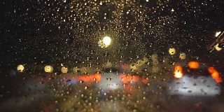 驾驶在漆黑的雨夜，架焦点。