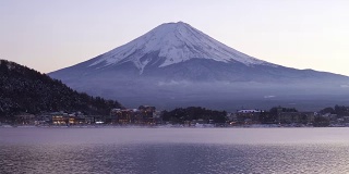 晚上的富士山和河口町湖上的倒影，日本。