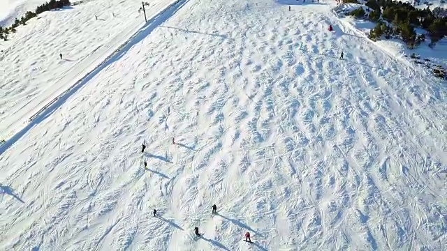 滑雪者准备滑雪的航拍