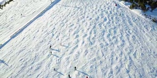 滑雪者准备滑雪的航拍