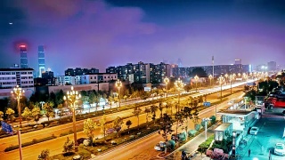 中国昆明夜晚的柏油路和现代城市天际线视频素材模板下载