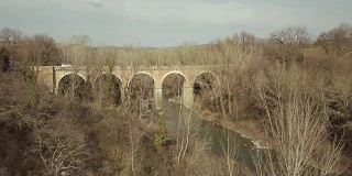 无人机鸟瞰图:Orcia河上的Bagno Vignoni桥