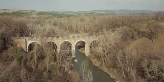 无人机鸟瞰图:Orcia河上的Bagno Vignoni桥