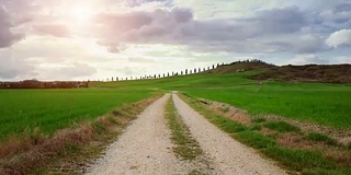 经典的托斯卡纳风景:绿色的山丘和柏树