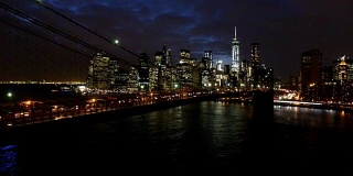 航拍:纽约天际线，夜间的布鲁克林大桥