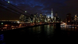 航拍:纽约天际线，夜间的布鲁克林大桥视频素材模板下载