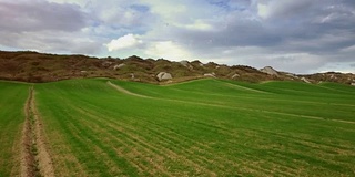 经典的托斯卡纳风景:绿色的山丘和柏树