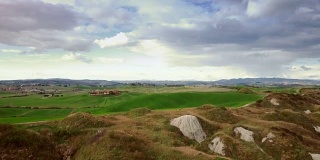 经典的托斯卡纳风景:绿色的山丘和柏树