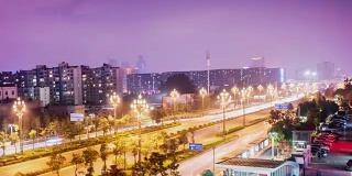 中国昆明夜晚的柏油路和现代城市天际线