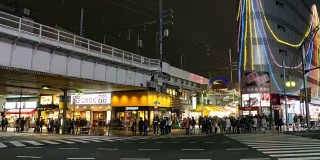 T/L WS ZO:行人在日本东京美代子购物街拥挤过马路。