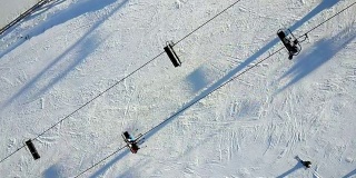 滑雪者准备滑雪的航拍