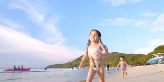 女孩们在沙滩上奔跑
