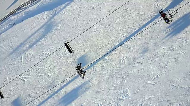 滑雪者准备滑雪的航拍