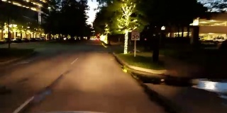 夜间在城市街道上开车的个人视角。