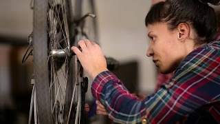 在机械师工作的地方与同事一起修理自行车视频素材模板下载
