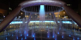 城市夜晚的喷泉
