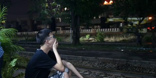 男孩在等火车