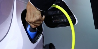 女人用汽车充电器手动加油替代能源