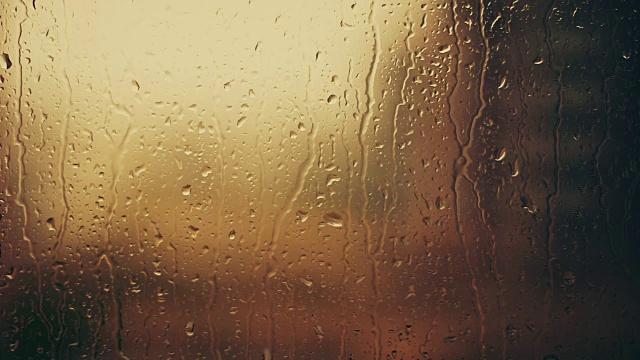 雨点打在窗户上