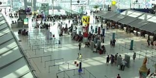 4k慢镜头机场拥挤的旅客。