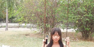 亚洲少女摆动与智能手机