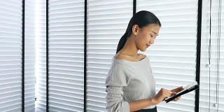 亚洲女商人在Office中使用平板电脑的肖像