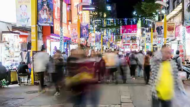 时光流逝:台湾台北西门西门商业街的行人
