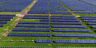 图为太阳能电池板发电厂提供清洁可再生能源，帮助应对气候变化和创造就业机会