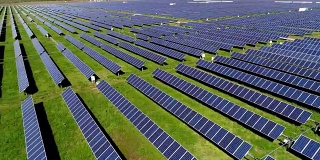 低水平角德克萨斯州太阳能电池板农场无人机视图