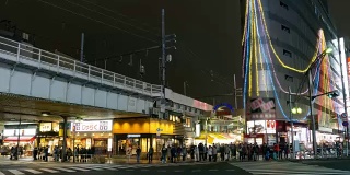 T/L WS Panning:行人拥挤过眉代子购物街，日本东京。